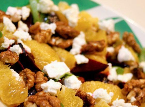 PUNAJUURI-APPELSIINI-SALAATTI Salaatti: 4 punajuurta oliiviöljyä 100 g vuohenjuustoa 2 appelsiinia punamangoldin lehtiä saksanpähkinöitä Kastike: 1 rkl valkoviinietikkaa 1 rkl appelsiinin mehua ¼ tl