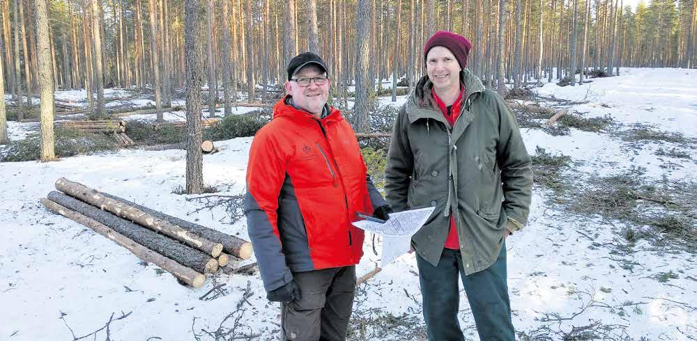 8 MetsänOmistaja 1/2017 Tie vie metsään Metsä on minulle elämäntapa, John-Ivar Nordin, oikealla, sanoo. Vasemmalla metsäneuvoja Thomas Åman.