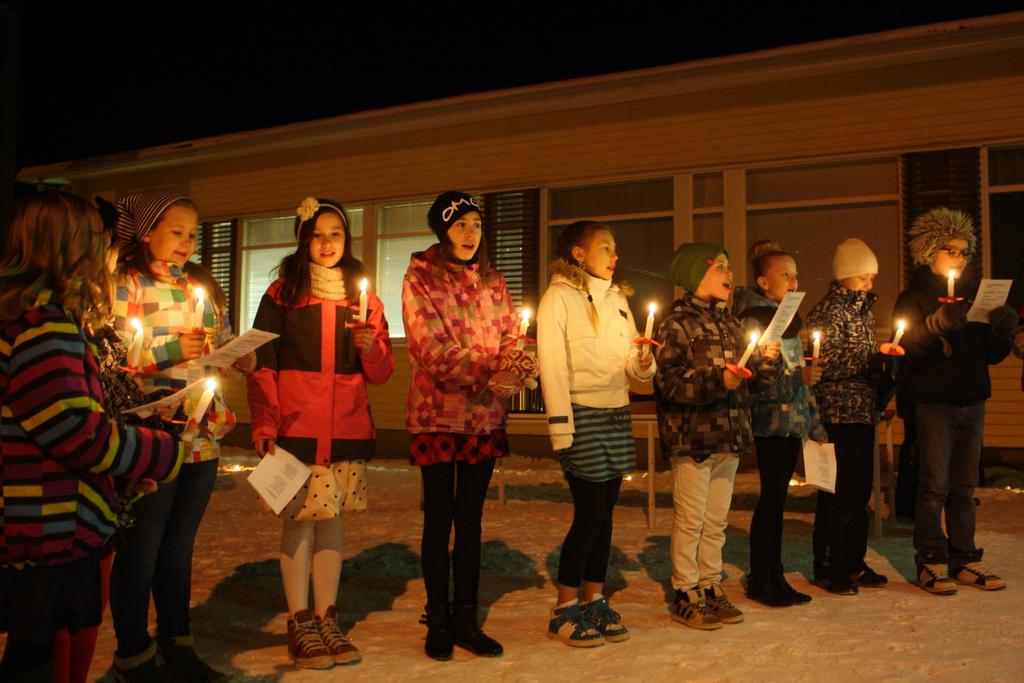 KUTSU JOULURAUHAN JULISTUKSEEEN Pohjois-Iin koululle keskiviikkona 18.12.2013 klo 18.00 OHJELMA: Jouluglögiä ja pipareita Yhteislaulu Kuusijuhlan päättyessä (sanat J.F.