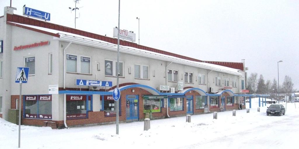 Revontiellä on paikoin tiiviisti kauppapalveluita Haukiputaalla kauppaa on keskustan lisäksi keskittynyt Annalankankaan alueelle sekä Haukiväylän varrelle alle kahden kilometrin päähän keskustasta.