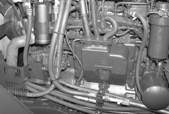 .Moottorin sivusuojien avain NH6 Traktorin mukana on avain (työkalulaatikkossa), jolla moottorin sivusuojien lukot voidaan avata ja lukita. H. Huolto päivittäin tai 0 käyttötunnin välein H.