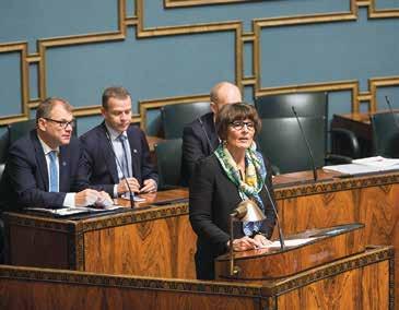 Miten laki säädetään? Ministeri vastaa kansanedustajan kysymykseen. Eduskunnan tärkein tehtävä on säätää lakeja. Lakia valmistellaan huolellisesti.