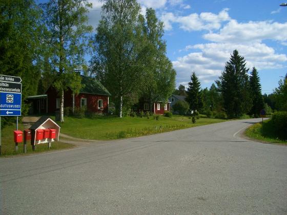 5 Jussila 2009: Paikka nyt hoidettua puutarhaa ja nurmikkoa, jota tarkastelin kauempaa tieltä silmänvaraisesti.