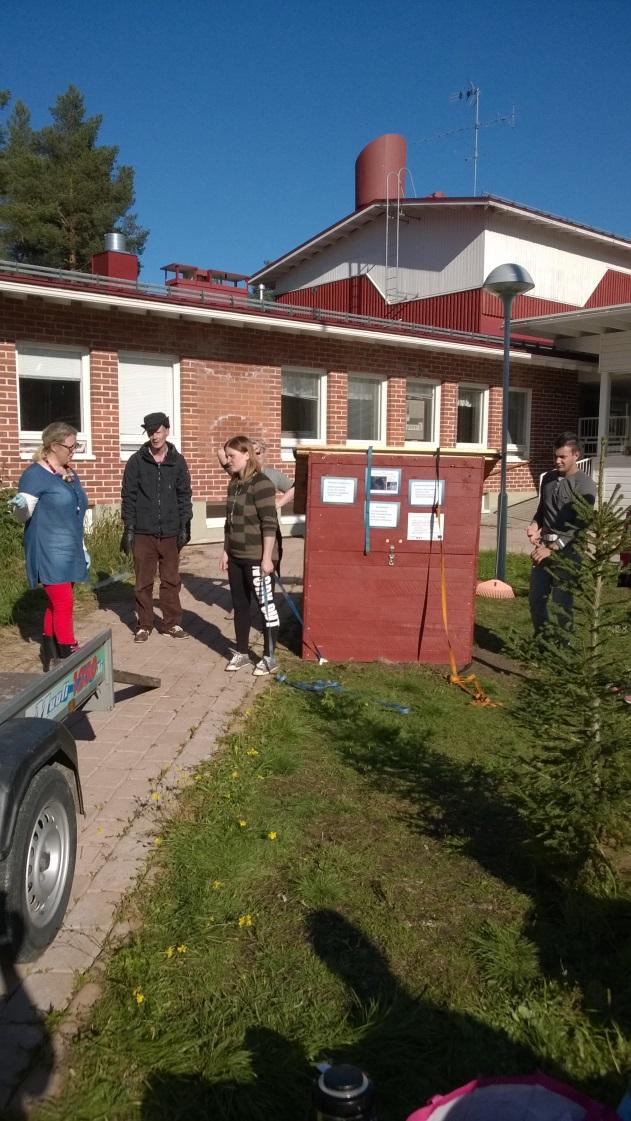 Kesällä 2016 kesäkanala mielenterveyskuntoutujien asumisyksikön pihalla.