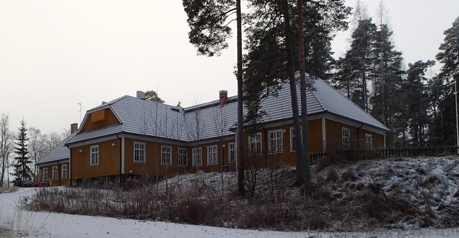 Puutarhoissa on omenapuita ja marjatarhoja. Tonttien aitoina on leikattua pensasaitaa, mutta yleisesti vapaamuotoisemmat istutukset avaavat näkymiä puutarhoihin. 90.