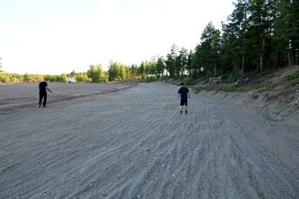 Ratavarikon ja suoran väliin rakennetaan maavalli.