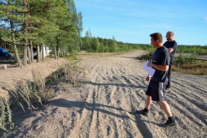 Katsojat rajattava riittävän etäälle / useiden metrien päähän radasta aidalla.