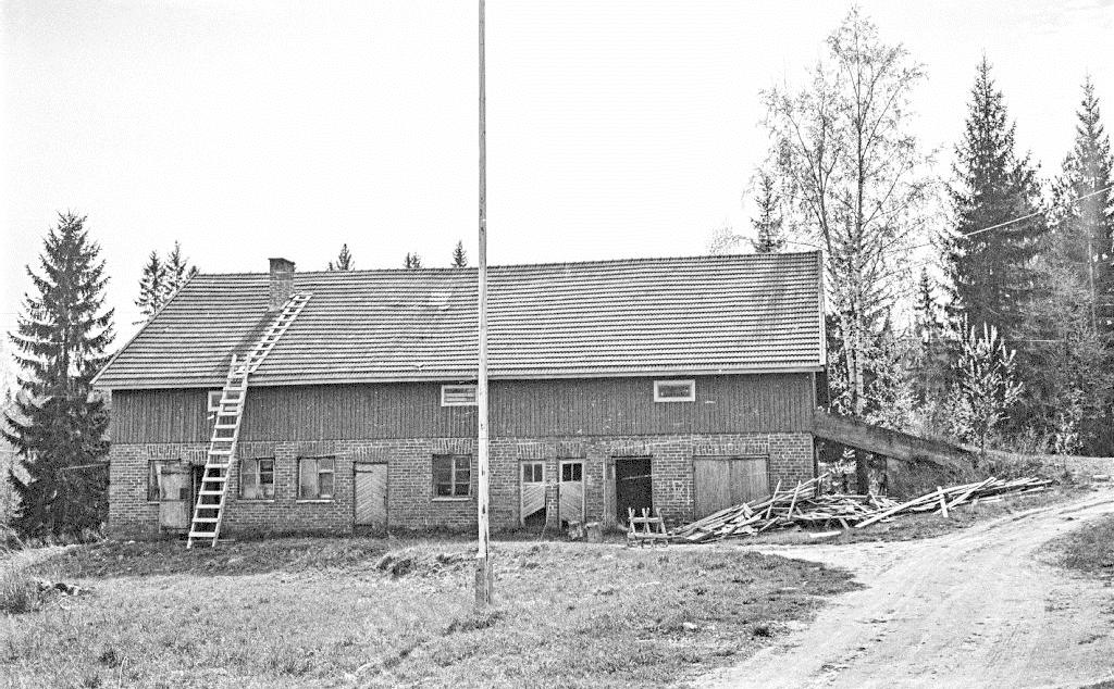 4. Rakennusten uusi elämä Tehtäväpisteellä on 3 5 valokuvaa autioituneista tai huonokuntoisista rakennuksista. Ne voivat olla kartanoita, tehdasrakennuksia, kouluja jne.