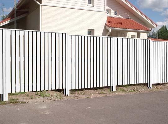 4 (8) Suoja-aidat Puistoalueen eteläosaan, huoltotien plv 0-100, rakennetaan 1,8 metriä korkea puuaita. Puuaita sijoittuu alkuosaltaan tontin rajalle.