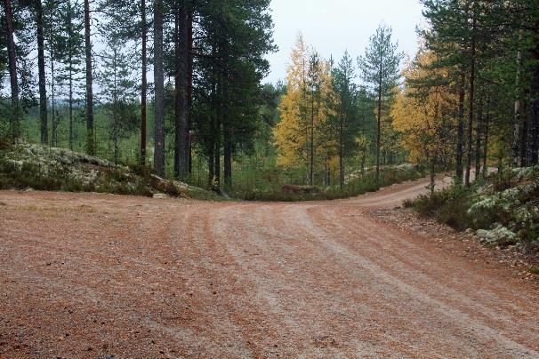 Aittosenjärvelle suuntaavan tien risteyksessä on vain