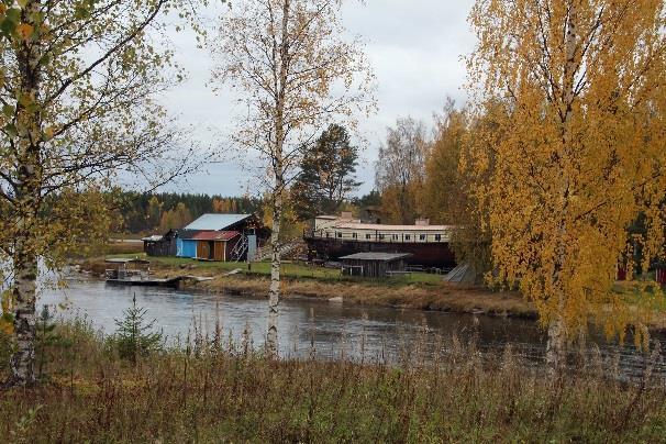 Tullaan viitan kohdalla T-risteykseen, josta matka