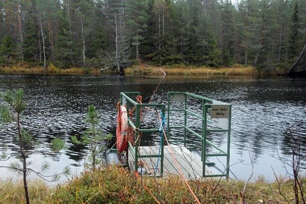 Luttijoki ylitetään vetolautalla.