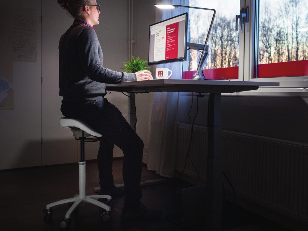 Pöydän korkeus on yleensä oikea, kun kyynärpäät ovat 90 asteen kulmassa ja rennosti vartalon sivulla. Oikea monitorin korkeus on, kun monitorin yläreuna on kulmakarvojen korkeudella.