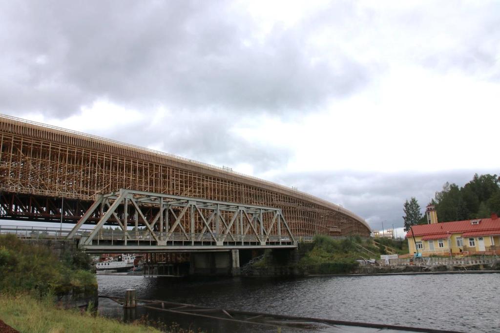 Kuva 8: Laitaatsalmen sillan telinerakenteet hallitsevat maisemaa Savonlinnan länsipuolella Siltahankkeeseen ja sen rakenteeseen tutustuttiin ensin bussista tieltä ja taustapenkereeltä käsin sekä