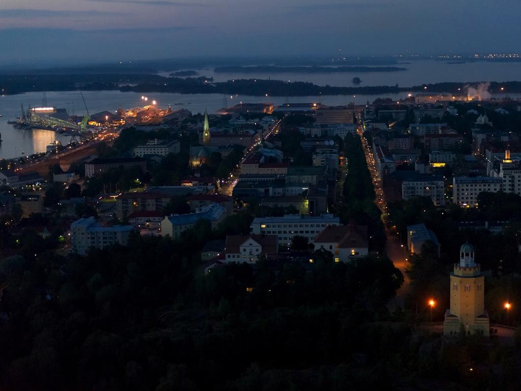 Yö tulee vaaleana ja hiljaisena meren takaa ja laskeutuu maailman ylle miltei näkymättömänä.