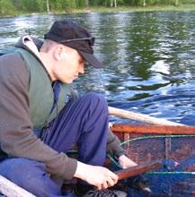 Kalastus on sallittua lupa-alueella sekä rannalta että veneestä. Vetouistelu moottorilla on kielletty.