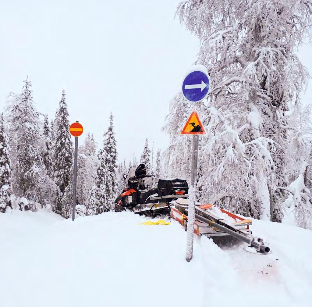 30 LUONNOS, V3.0 Kuva 19. Merkintäjärjestely jyrkän mäen yläpuolella. Liikenne yksisuuntaiseksi: Vasemmalla oleva latu on vain mäkeä ylöspäin hiihtävälle.