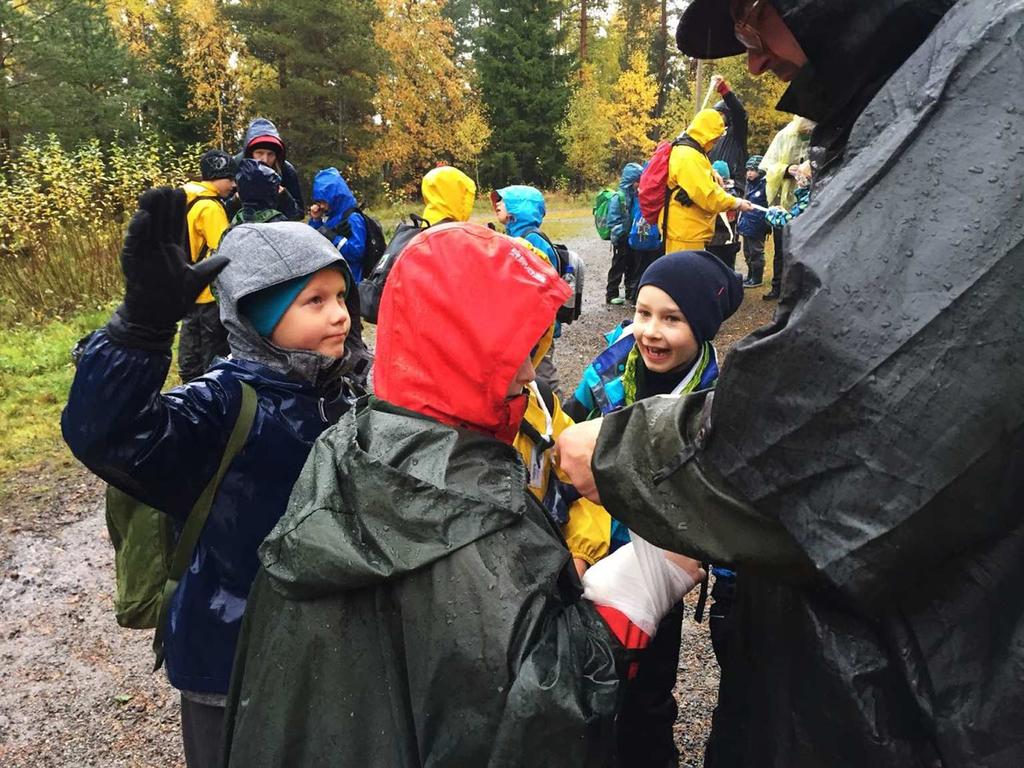 Sudenpentulaumojen esittely Nallekarhut Me ollaan Nallekarhut ja meitä on 8 poikaa, Eemil, Onni, Niilo, Mio, Reino, Sampo, Dani ja Max. Ja kaksi akelaa, Selma ja Maarit.