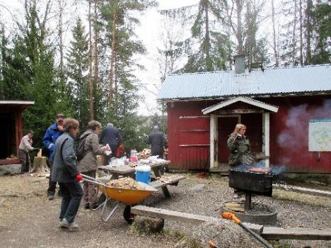 Siellä kuljemme noin 3 km:n pituisen luontopolun. Reitti kulkee puolet matkasta Kuivajärven rantaa myötäillen ja puolet metsän siimeksessä. Lähdemme Raision kaupungintalon luota klo 8.30.