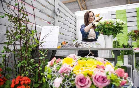 Kukkasidontalajissa Taitajatehtävinä ovat esimerkiksi istutusasetelman tekeminen, ojennettavan kimpun sitominen sekä pöytäkoristeen tekeminen.