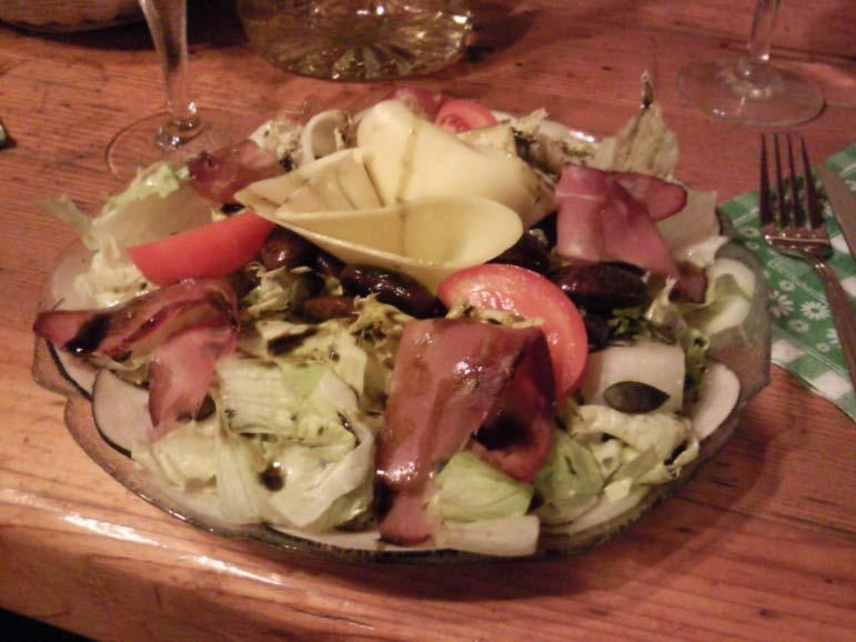 8 Tyypillinen salaatti Buschenschankissa. Taustalla näkyvät viinilasit, sillä Buschenschankeissa ei ole tarjolla ruokajuomaksi olutta. Nähtävyyksiä Grazista löytyy riittävästi.
