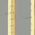 Aloita asettamalla yksi tikas pystyyn seinää vasten ja pitämällä toisesta kiinni. Aseta hyllytasot tikkaiden poikkipuiden päälle: Pujota taso tikkaiden väliin noin 45 kulmaan.