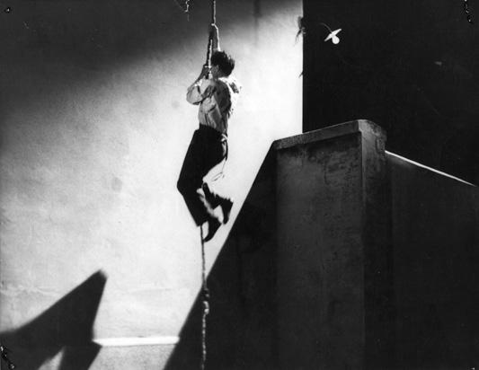 73 LÄHIKUVA 4/2017 Fontaine elokuvasta Kuolemaantuomittu on karannut (1956) on esimerkki Bressonin marginaalihahmoista. Kuva: KAVI. joka riistää marginaalissa olijoilta heidän ihmisyytensä.
