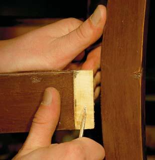 Kui sidepuu ei tule lahti, puuritakse tooliraami siseküljele poolviltu umbes 4 mm läbimõõduga augud, mis ulatuvad tapipesani. Aukudesse pannakse liimi, näiteks väikese süstla abil.