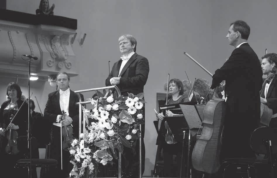 ERSO viimane kontsert peadirigent Nikolai Aleksejeviga mais 2010. Vasakul ERSO kontsertmeister Arvo Leibur, paremal tšellorühma kontsertmeister Pärt Tarvas.