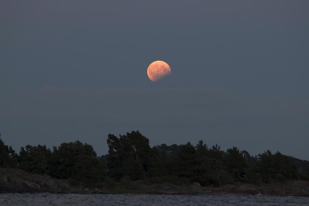 16 Osittainen kuunpimennys 7.8.2017 Osittainen kuunpimennys kuvattuna Porkkalanniemeltä 7.8.2017 klo 21.51.