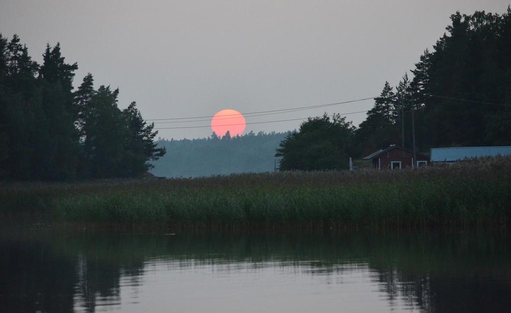 2 Punainen Aurinko 2 Löysin kuvan, jonka otin veneen kannelta illalla 25.7.2013. Paikka oli Inkoon Barösundin kapeikko.