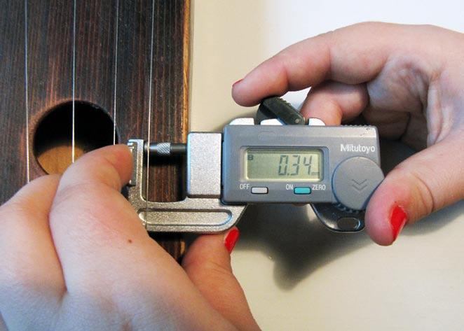 mittaamiseen. Soittimen sisään laitetaan pieni magneetti. Soittimen ulkopuolella on mittalaite, noin 150 mm pitkä muoviputki, jonka sisällä on toinen magneetti.