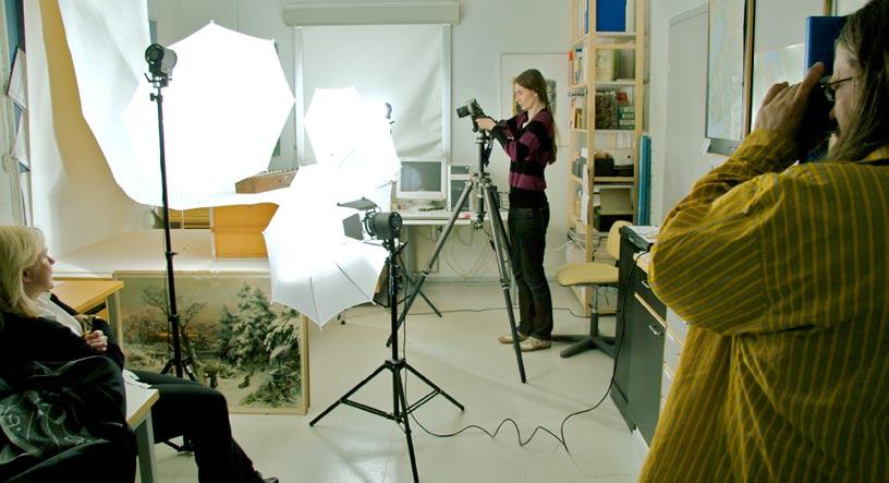 5. Valokuvausopas Museoissa ei useinkaan ole tutkimushuonetta tai valokuvastudiota, joten studion voi joutua improvisoimaan mihin tahansa. Tällöin on hyvä varautua kaikkeen.