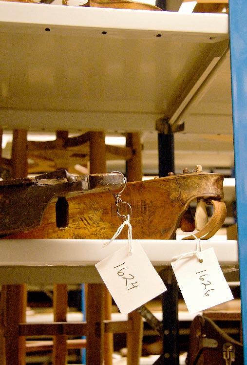nurmeksen kaupungin museon ikolan talolla sijaitseva varaston ovi aukeaa ja suunnistamme puuvillaiset suojakäsineet