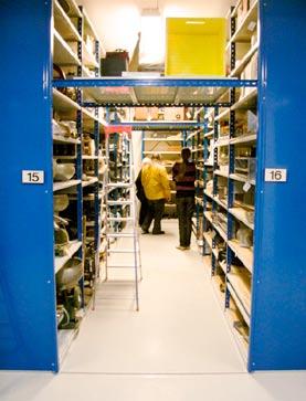 joukkoa johdattaa museonjohtaja meri-anna Rossander ja museon konservaattori kirsi Berg perässä seuraamme me, Rauno