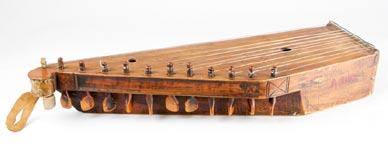 Kanteleen kuvailu EsiNENuMEro: 1626 NiMi: Kantele MALLi: Yhdestä puusta koverrettu, peitetty kannella päältäpäin MiTAT: Pituus 600 mm, leveys 182 mm, korkeus 105 mm, paino 1002 g MATEriAALiT: Koppa