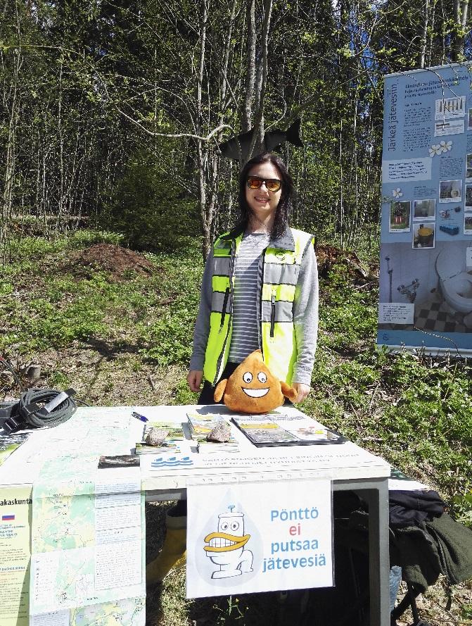 Kuva 2. Nurmijärven Koskikaran luontopolun avajaisissa 20.5.2017 oli tarjolla jätevesineuvontaa, joka herätti laajaa kiinnostusta. 3.