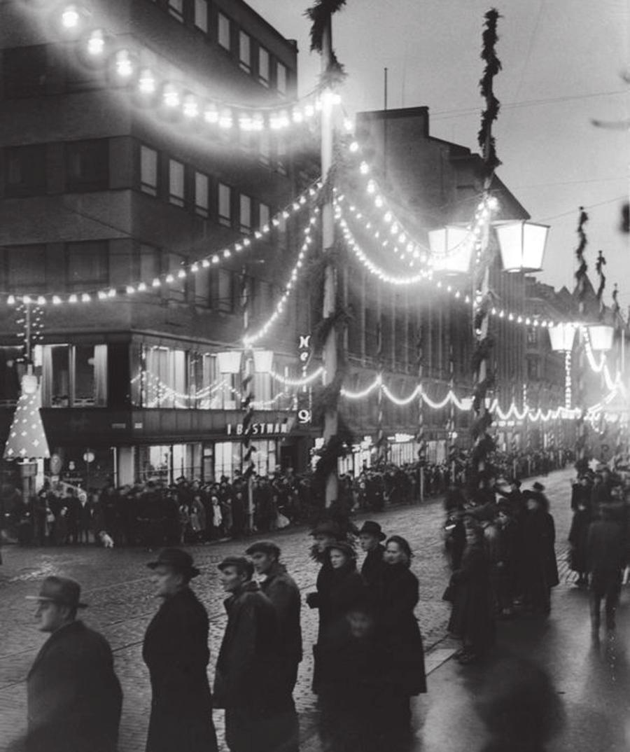 Helsingin jouluvalot Raimo Berkan kertoo pimennetystä Helsingistä sodan aikana. Sota- ja pula-aika katkaisivat moneksi vuodeksi joulukatuperinteen Helsingissä.