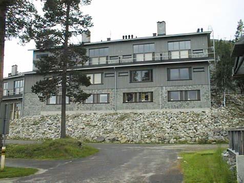 Rakennukset ovat kolmekerroksisia niin, että julkisivu rinteeseen on