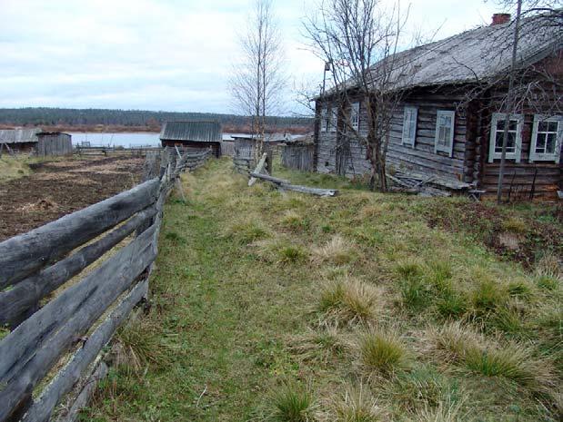 Taivaanvalojen kätkentä - 58 - Iski tulta Ilmarinen, Välähytti Väinämöinen, Miekalla tuliterällä, Pimiässä Pohjolassa KOLMASTOISTA LAULANTO Louhi Pohjolan emäntä, Pohjan akka harvahammas, Kätki kuun