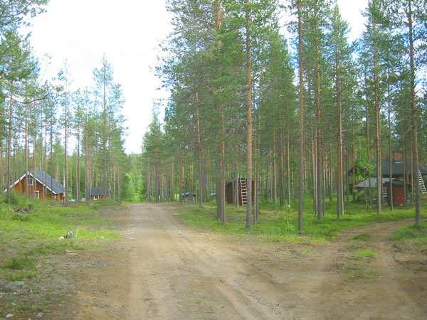 Yläjuoksulla on ainoastaan loma-asutusta, joka on sijoittunut pääosin rinteille. Jeesiöjoen varrella mökit ovat pieniä eli mittasuhteiltaan maastoon sopivia muutamaan poikkeusta lukuun ottamatta.