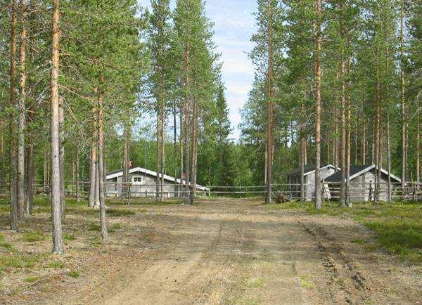 Yläjuoksullakin loma-asunnot ovat mittakaavaltaan maastoon sopivia, mutta tiet kuluttavat kuivaan maastoon näkyviä jälkiä. Kuvassa oikealla on esimerkki loma-asunnosta, jossa on aita ympärillä.