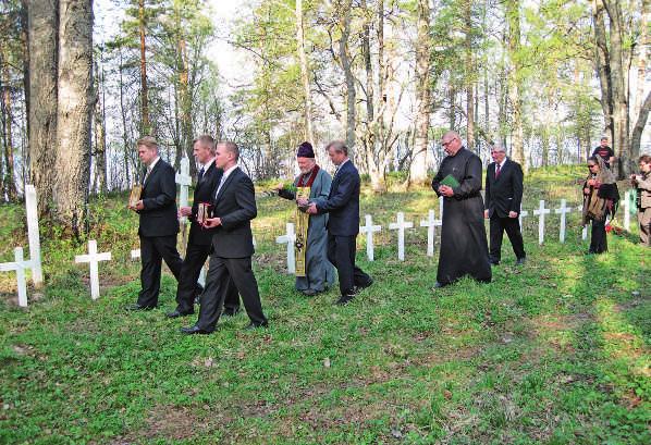 Kirjoittaja silmät ristimässä esi-isiensä kalmistolla Suojärven Salonkylässä. Ollos iäti muistettu!