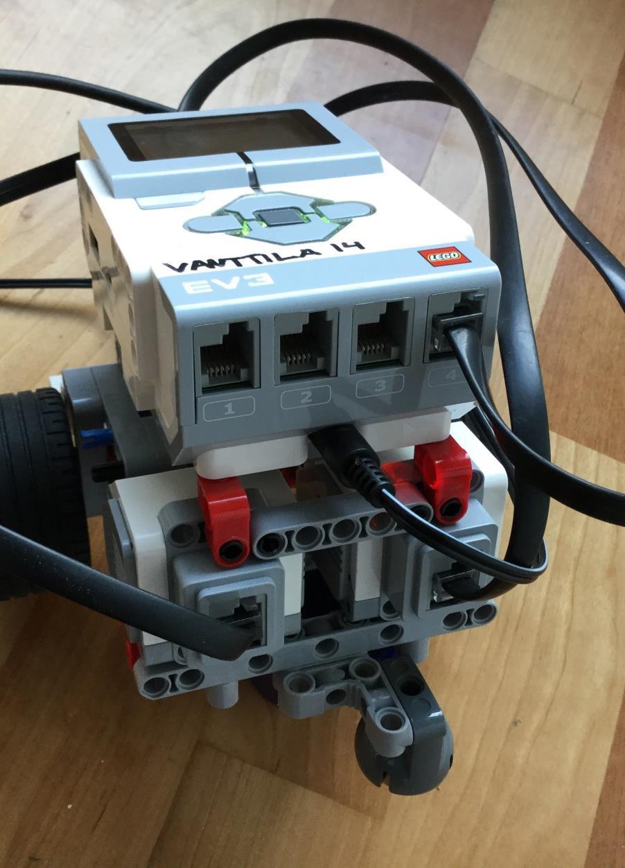 EV3 - SENSORIPORTIT 4 sensoriporttia (1, 2, 3, ja 4) Akun latauspistoke Kun akku