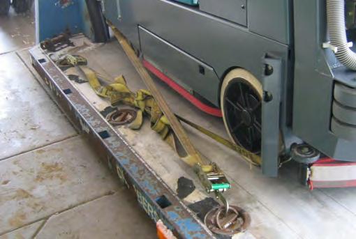HUOMAA: Sidontahihnojen asentaminen perävaunun tai kuorma auton lattiaan saattaa olla tarpeen.