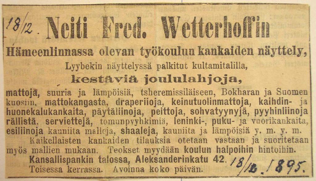 Piirustustunti Fredrika Wetterhoffin Työkoulussa 1900 luvun alussa. Oppilaat sommittelevat kudontamalleja kasviaiheiden pohjalta.