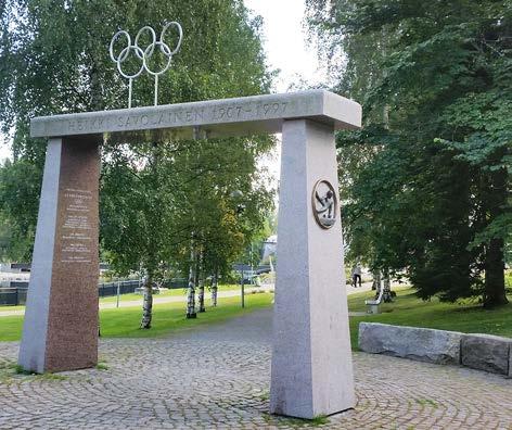 Linnankadun ja Brahenkadun kulmauksessa on 8 17 Vanha kirjastotalo Talon paikalla on ollut Kainuun ensimmäisen piirilääkärin Samuel Roosin rakennuttama talo.