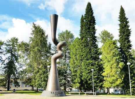 11 Kirkkokadun oikealla puolella 27 Väinölän koulu Useassa osassa rakennettu uusrenessanssia edustava puutalo, joka on ollut kouluna, päiväkotina ja vuodesta 1994 lähtien erityiskouluna.