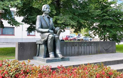 6 Kouta-laiva lähtee kesän risteilyille Kajaanin Kalkkisillan satamasta, jossa on kesällä myös terassikahvila. Palaa takaisin Linnansillalle ja jatka Linnankatua mäkeä ylös kohti kaupungin keskustaan.