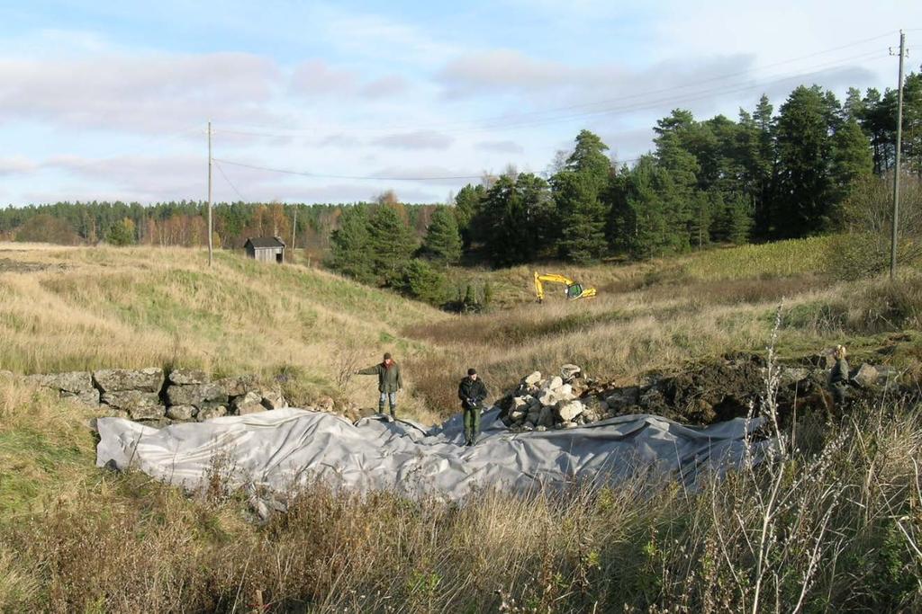 Tämän jälkeen pato savetaan molemmin puolin. Saveamisessa tulisi käyttää puhdasta savea. Yleensä sitä saadaan kohteesta, kun tilaa perustuksille kaivetaan.